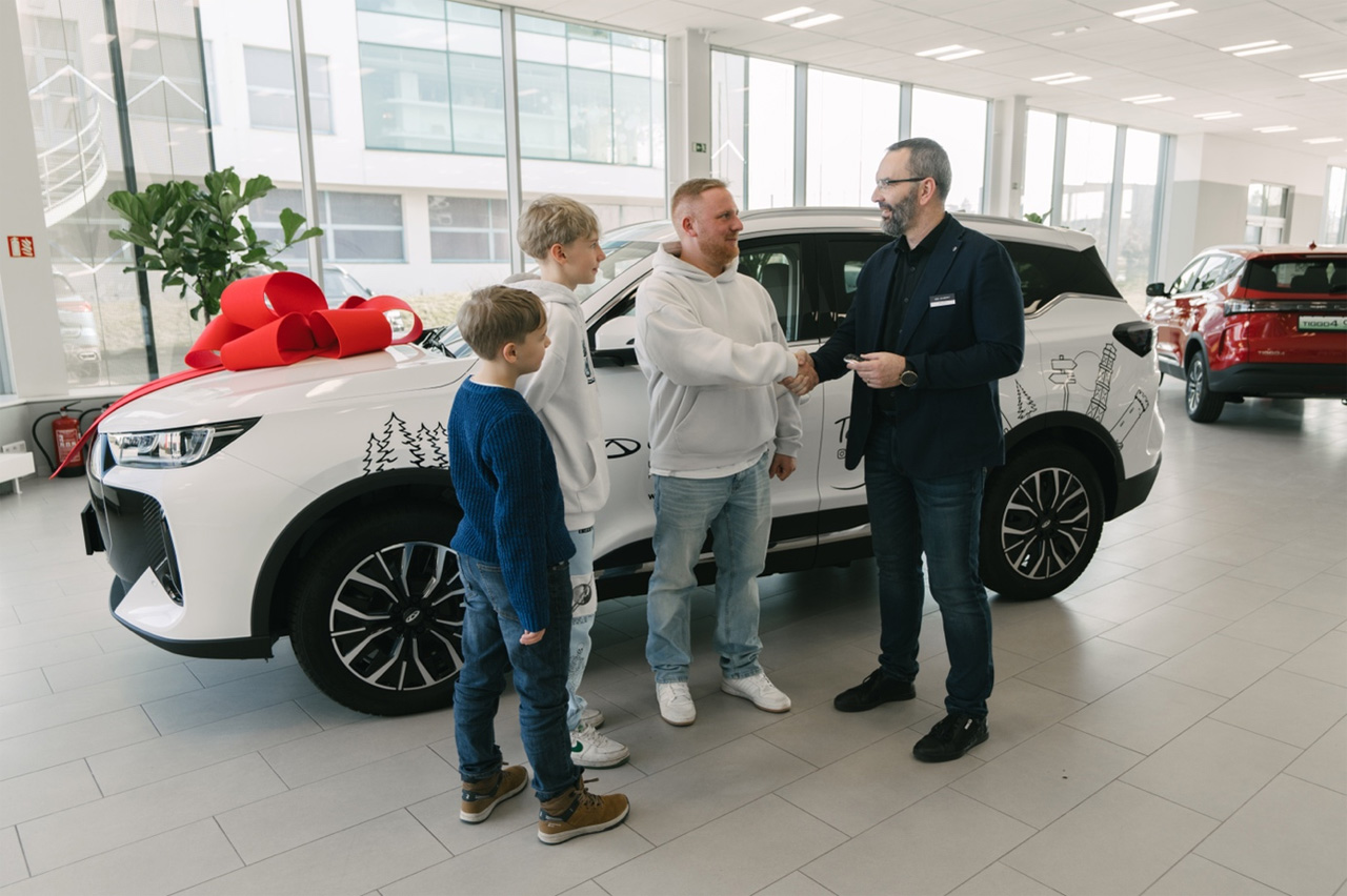 Chery Praha představuje svého nového ambasadora – Jana Brejlu alias „Táta a dva kluci“