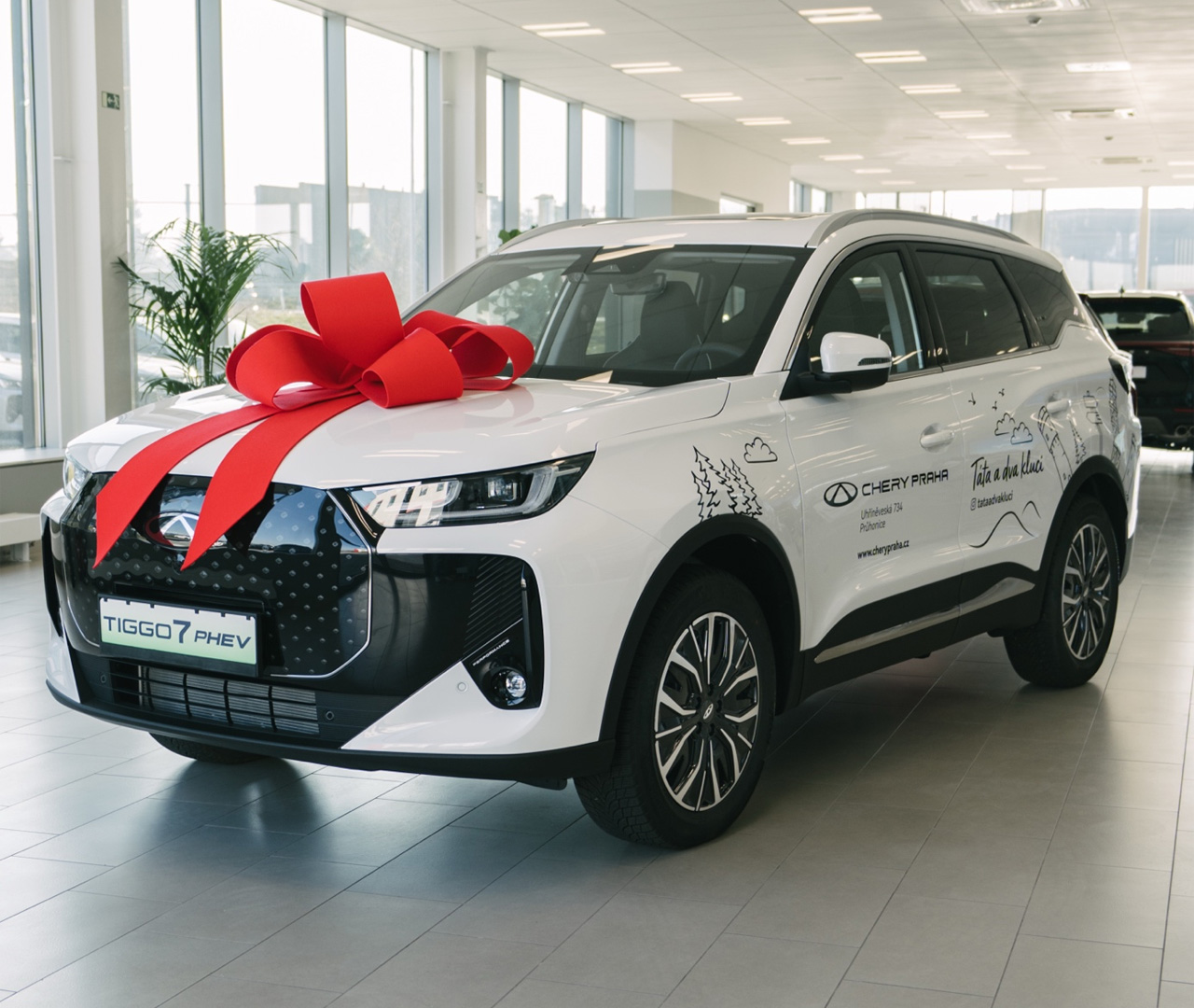 Chery Praha představuje svého nového ambasadora – Jana Brejlu alias „Táta a dva kluci“