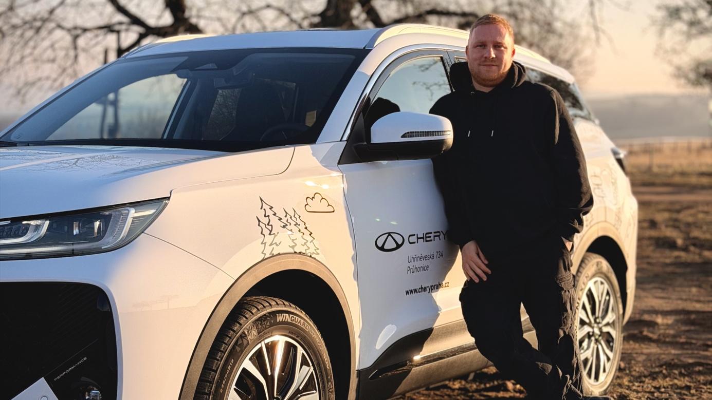 Projekt S Chery na rozhledny odstartoval první společnou cestou. Náš ambasador Jan Brejla alias @tataadvakluci vyrazil z Chery Praha v Průhonicích na výlet za jednou z nejzajímavějších rozhleden ve Středočeském kraji – rozhlednou Špulka. Cílem projektu je inspirovat k výletům do přírody a ukázat, že i krátká cesta za město může přinést velké zážitky.