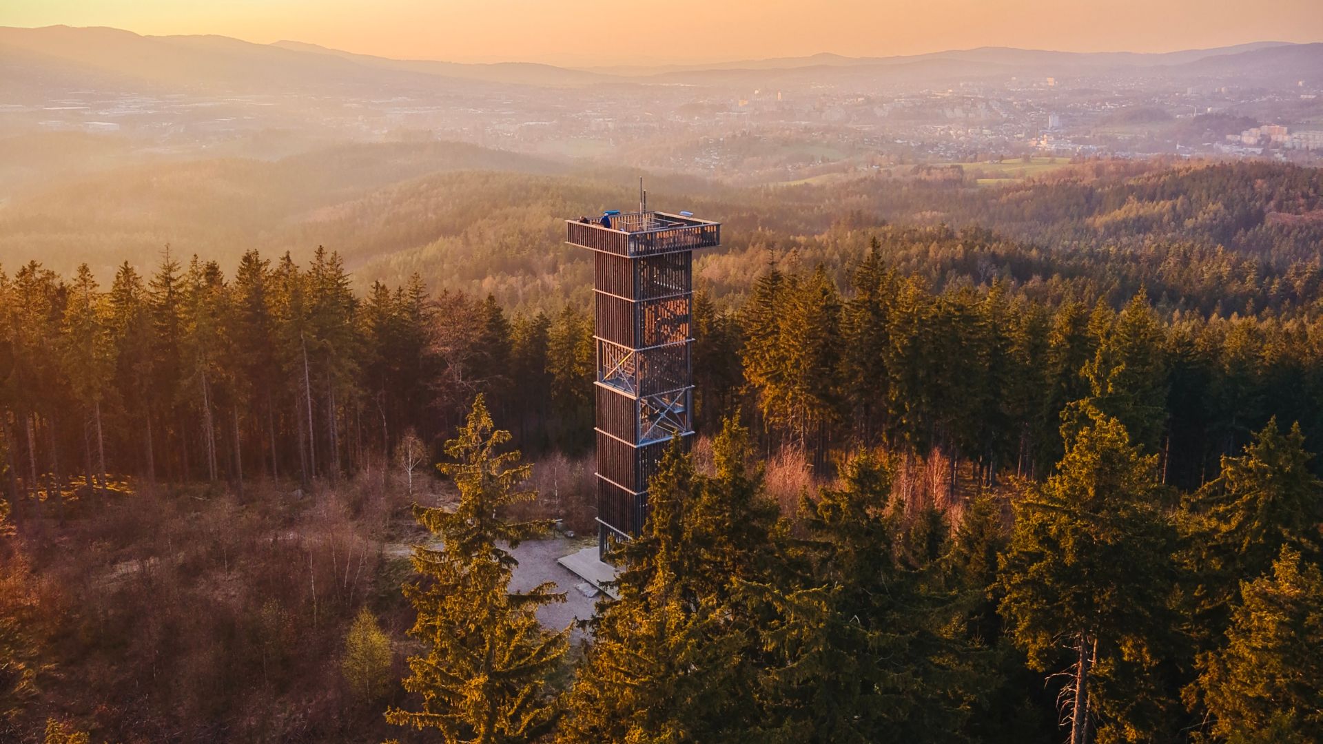 Projekt S Chery na rozhledny pokračuje už třetím společným výletem. Náš ambasador Jan Brejla alias @tataadvakluci tentokrát vyrazil za jednou z nejzajímavějších rozhleden v Libereckém kraji – na rozhlednu Císařský kámen, která nabízí nádherné výhledy na Liberec, Jizerské hory i okolní krajinu.
Cílem projektu je inspirovat rodiny, turisty i milovníky výletů k objevování zajímavých míst v České republice a ukázat, že za krásnými zážitky není potřeba jezdit stovky kilometrů.