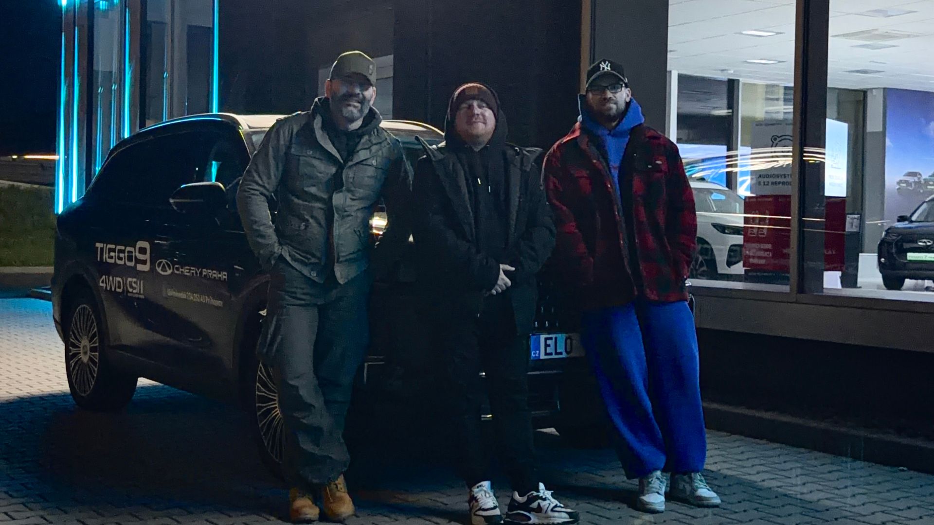 Projekt S Chery na rozhledny pokračuje už čtvrtým výletem. Tentokrát ale nešlo o obyčejnou návštěvu rozhledny.
Náš ambasador Jan Brejla (@tataadvakluci) si totiž připravil malé překvapení. Ve 4:30 ráno zazvonil budík nejen jemu, ale také řediteli pobočky Chery Praha Janu Vávrovi, kterého vytáhl z postele na společný výlet za východem slunce. K nim se navíc přidal i náš druhý ambasador Jan Auer.
A tak vznikla možná nejzajímavější sestava projektu S Chery na rozhledny – tři Honzové, jedno Chery a cíl v podobě rozhledny Závist nedaleko Prahy.
