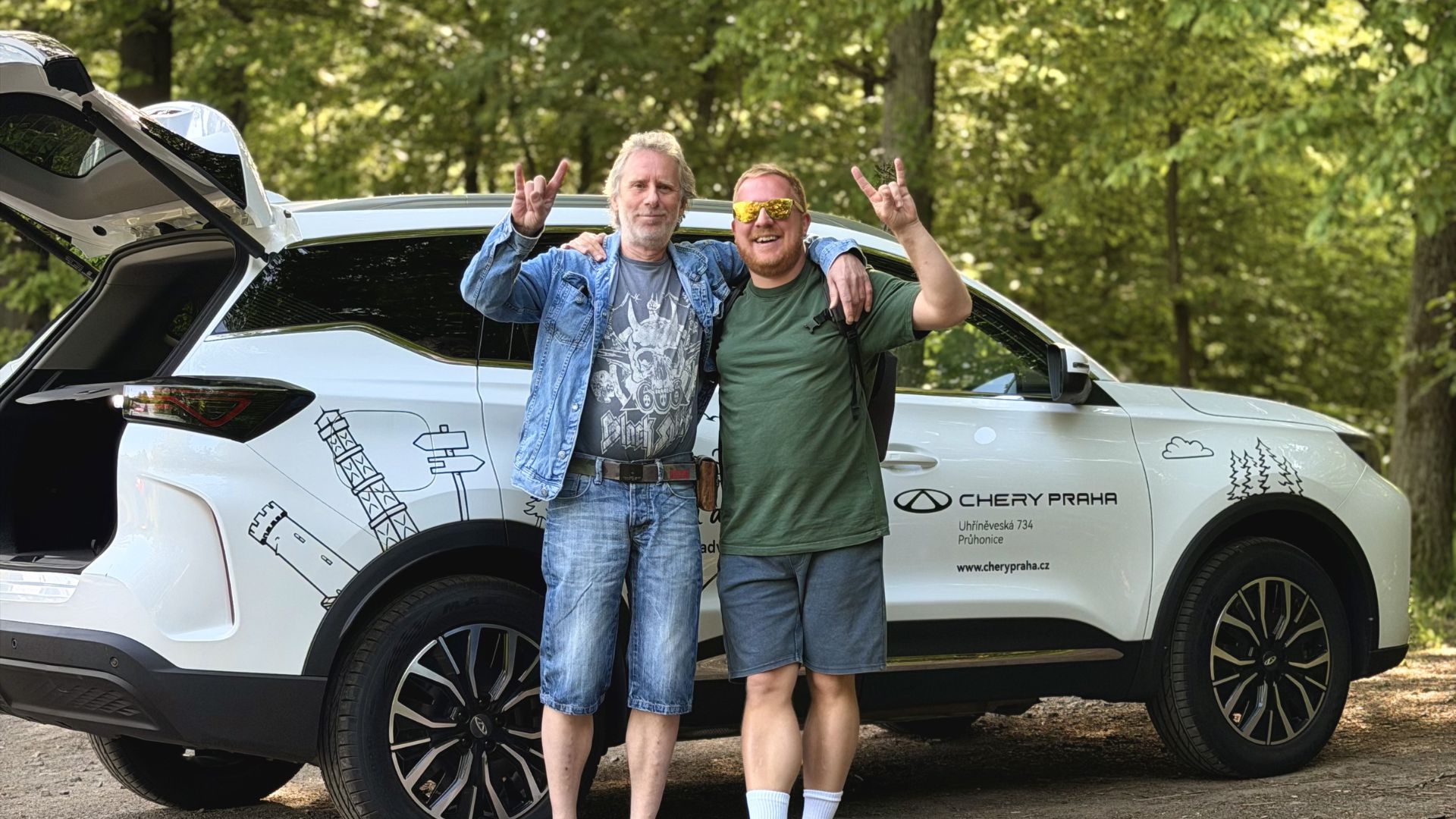 Projekt S Chery na rozhledny pokračuje už pátým výletem a tentokrát měl velmi osobní rozměr. Náš ambasador Jan Brejla alias @tataadvakluci totiž na další cestu nevyrazil sám. Na výlet k rozhledně Máminka vzal svého tatínka a společně si užili den, který spojil dvě generace – čas strávený spolu, krásnou přírodu a radost z cestování.
A protože k pořádnému výletu patří i zážitek z jízdy, Honza tentokrát udělal ještě jedno milé gesto – svému tátovi svěřil řízení vozu Chery Tiggo 7 PHEV, aby si i on mohl vyzkoušet, jaké to je usednout za volant moderního plug-in hybridního SUV.
