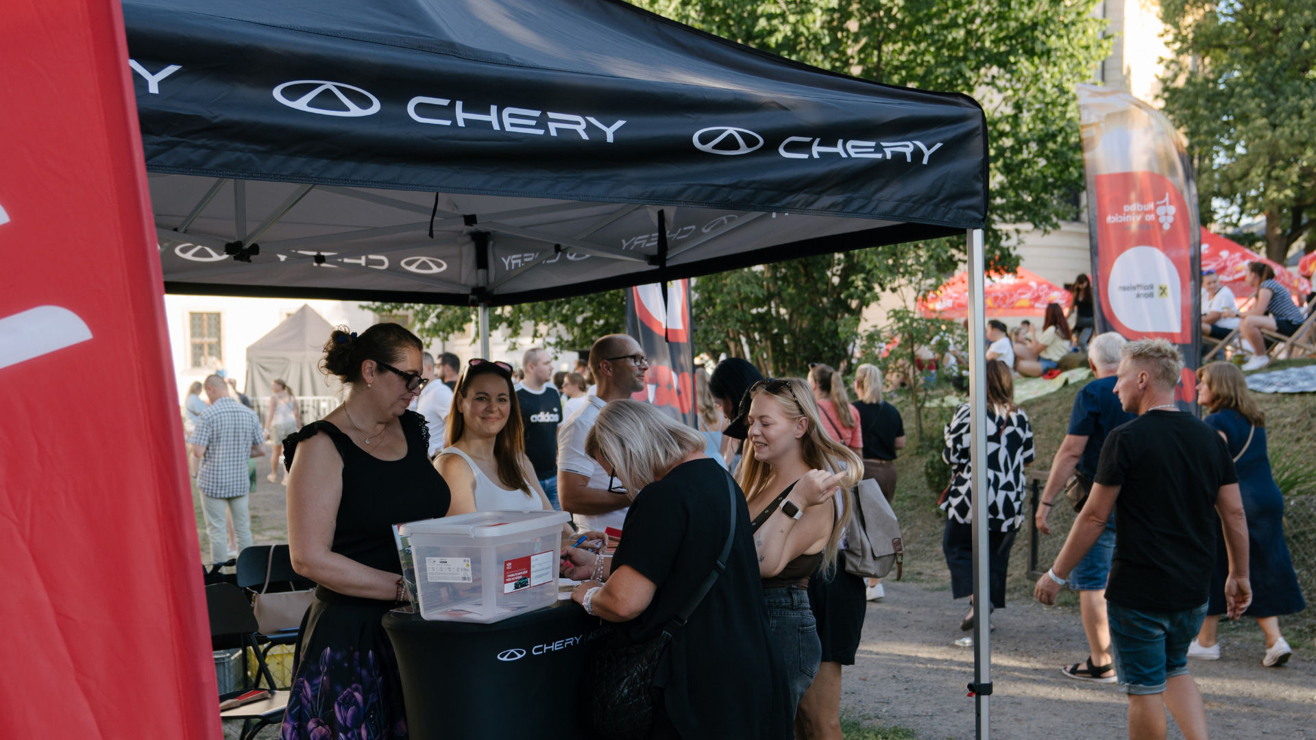 Vyprodaný koncert Tros Discotequos, letní atmosféra, více než 230 soutěžících a Chery Tiggo 9 PHEV. Showroom Chery Praha se 15. srpna představil návštěvníkům projektu Hudba na vinicích v Kutné Hoře.
